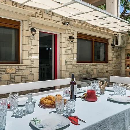 Vasili's - 5 Min From The Ceter *